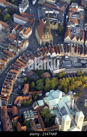 Muenster, centro città con il mercato Prinzipal, la cattedrale di San Paolo (primo piano) e la chiesa di Lamberti Foto Stock