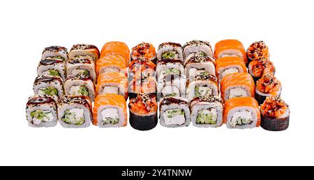 Una splendida selezione di sushi, con salmone, tonno e avocado, è presentata su un pulito sfondo bianco Foto Stock
