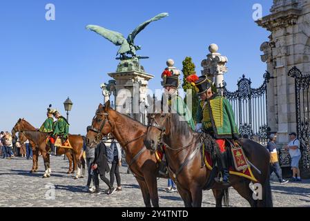 Guardie a cavallo ungheresi al castello di Budapest, Ungheria, Europa Foto Stock
