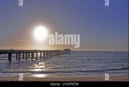 Molo a Swakopmund, Namibia, con tramonto sull'Oceano Atlantico, in Africa Foto Stock