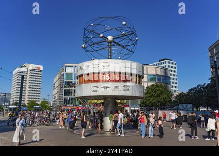 Orologio del mondo nella piazza di Alexanderplatz a Berlino, Germania, Europa Foto Stock