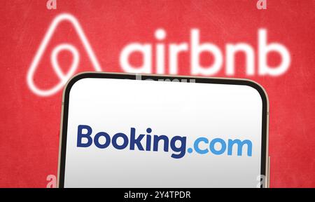 Airbnb e prenotazione visualizzati sullo smartphone Foto Stock