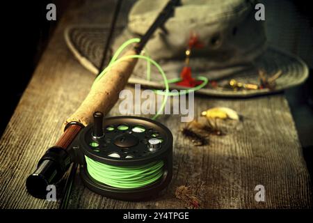 La pesca con la mosca attrezzature con old hat sul banco di lavoro Foto Stock