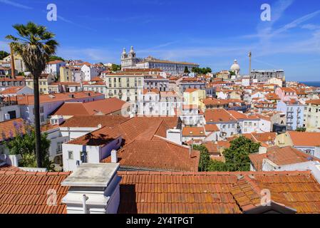 Vista della città e del fiume Tago dal Miradouro de Santa Luzia, una piattaforma di osservazione a Lisbona, Portogallo, Europa Foto Stock