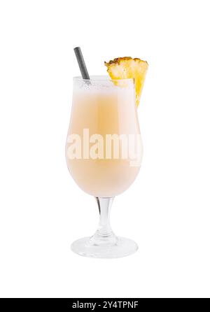 Il rinfrescante cocktail di pina colada si trova su uno sfondo bianco con una paglia nera e una fetta di ananas Foto Stock