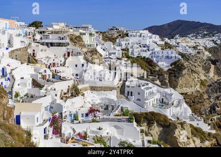 Tradizionali edifici bianchi di fronte al Mar Egeo a Oia, isola di Santorini, Grecia, Europa Foto Stock