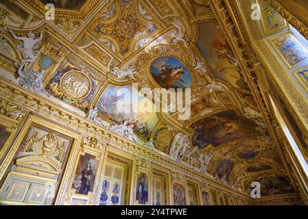 Soffitto decorato della Galleria Apollo (Galerie d'Apollon) al Museo del Louvre di Parigi, Francia, Europa Foto Stock