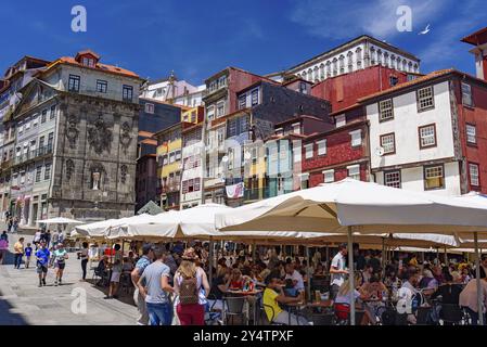 Piazza Ribeira sulla riva del fiume Douro a Porto, Portogallo, Europa Foto Stock