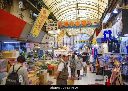 Persone che fanno shopping al primo mercato pubblico Makishi a Naha, Okinawa, Giappone, Asia Foto Stock