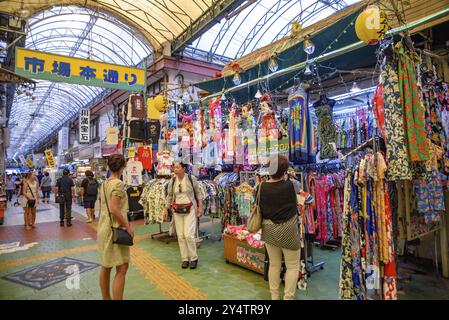 Persone che fanno shopping al primo mercato pubblico Makishi a Naha, Okinawa, Giappone, Asia Foto Stock