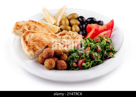 Piatto di deliziosi piatti mediorientali con pane pita, falafel, hummus, tabbouleh, olive e pomodori Foto Stock