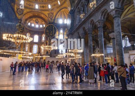 Turisti all'interno di Hagia Sophia, ex cattedrale ortodossa e moschea imperiale ottomana, a Istanbul, Turchia, Asia Foto Stock