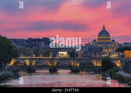 Vista al tramonto della basilica di San Pietro, del Ponte Sant'Angelo e del fiume Tevere a Roma, Italia, Europa Foto Stock