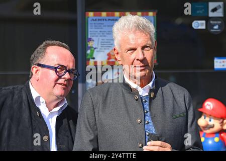 v.li: Clemens Baumgaertner Referent fuer Arbeit und Wirtschaft mit OB Dieter REITER. Presserundgang vor dem 189. Oktoberfest 2024 am 19.09.2024 *** da sinistra Clemens Baumgaertner capo del dipartimento per il lavoro e l'economia con il sindaco Dieter REITER Press tour prima dell'Oktoberfest 189 2024 il 19 09 2024 Foto Stock