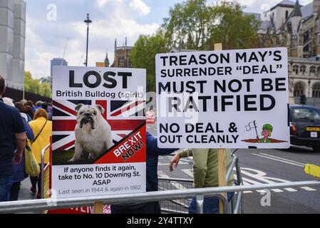 I cartelli e striscioni a Londra per protestare il pasticcio del Brexit trattativa tra il governo del Regno Unito e dell'Unione europea Foto Stock