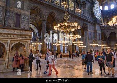 Turisti all'interno di Hagia Sophia, ex cattedrale ortodossa e moschea imperiale ottomana, a Istanbul, Turchia, Asia Foto Stock