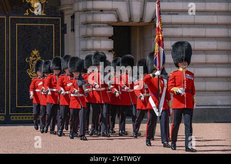 Cerimonia di cambio della guardia sul piazzale di Buckingham Palace, Londra, Regno Unito, Europa Foto Stock