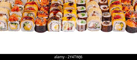Grande sushi con salmone, avocado, mango, formaggio philadelphia, sesamo e caprioli di pesce isolati su sfondo bianco Foto Stock