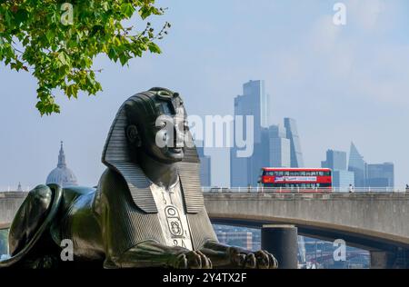 Londra, Regno Unito. Una delle due spine in bronzo in stile egiziano (progettate da George John Vulliamy) che fiancheggiano Cleopatra's Needle sul Victoria Embankment. Moder Foto Stock