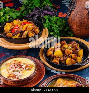 Piatti aromatici e saporiti della cucina georgiana serviti in tradizionali cornici di terracotta, con una varietà di combinazioni di carne e verdura Foto Stock