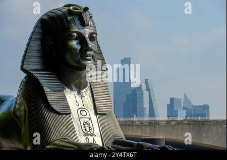 Londra, Regno Unito. Una delle due spine in bronzo in stile egiziano (progettate da George John Vulliamy) che fiancheggiano Cleopatra's Needle sul Victoria Embankment. Moder Foto Stock