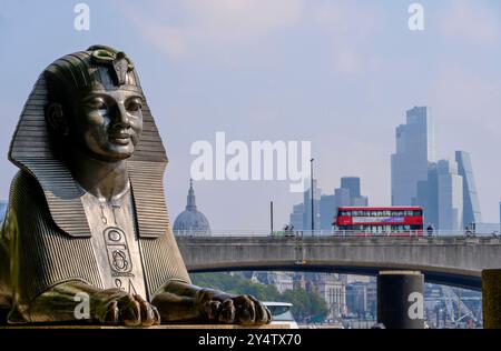 Londra, Regno Unito. Una delle due spine in bronzo in stile egiziano (progettate da George John Vulliamy) che fiancheggiano Cleopatra's Needle sul Victoria Embankment. Moder Foto Stock