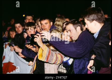 DANNII MINOGUE, CROWD, CARDIFF, BIG NOISE, 1997: Il presentatore televisivo Dannii Minogue incontra la folla per interviste e selfie con le vecchie telecamere al BBC Big Noise Festival a Cardiff Bay, Cardiff, Galles, Regno Unito domenica 11 maggio, 1997. foto: Rob Watkins Foto Stock