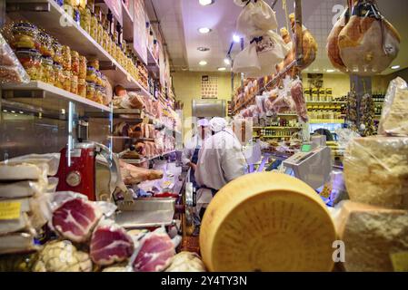 Negozio di formaggi e prosciutti a Bologna, Italia, Europa Foto Stock