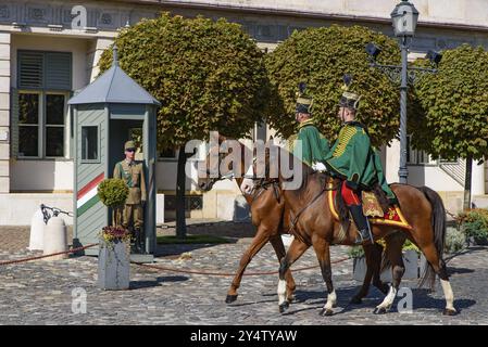 Guardie a cavallo ungheresi al castello di Budapest, Ungheria, Europa Foto Stock