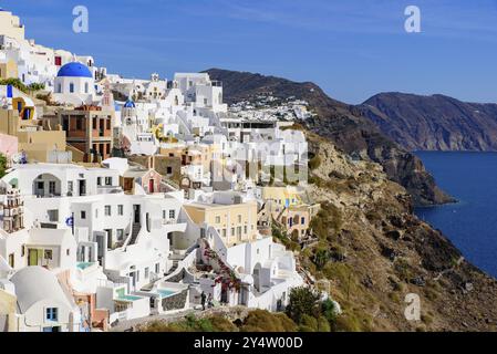 Tradizionali edifici bianchi di fronte al Mar Egeo a Oia, isola di Santorini, Grecia, Europa Foto Stock