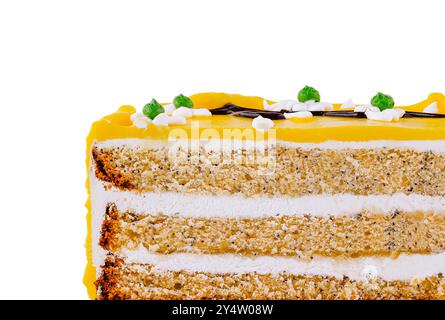 Appetitosa torta al limone con strati di pan di Spagna e decorazioni al cioccolato bianco ti inviterà a prendere un boccone Foto Stock