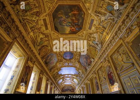 Soffitto decorato della Galleria Apollo (Galerie d'Apollon) al Museo del Louvre di Parigi, Francia, Europa Foto Stock