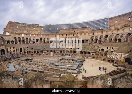 L'interno del Colosseo, un anfiteatro ovale e l'attrazione turistica più popolare di Roma, Italia, Europa Foto Stock