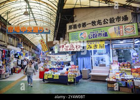 Persone che fanno shopping al primo mercato pubblico Makishi a Naha, Okinawa, Giappone, Asia Foto Stock