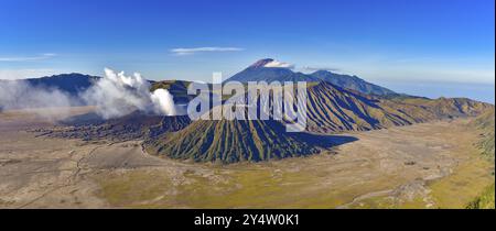 Panorama del Monte Bromo, il vulcano più famoso di Giava, Indonesia, Asia Foto Stock