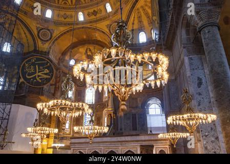 Interno di Hagia Sophia, ex cattedrale ortodossa e moschea imperiale ottomana, a Istanbul, Turchia, Asia Foto Stock