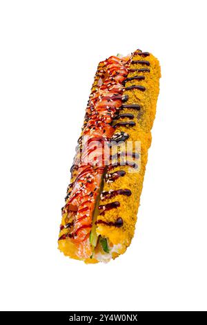 Sushi in tempura fresco su sfondo bianco, con salmone e cetriolo, decorato con semi di sesamo e salsa Foto Stock