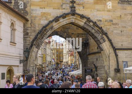 L'arco tra il Ponte Carlo e la città vecchia di Praga, Repubblica Ceca, Europa Foto Stock