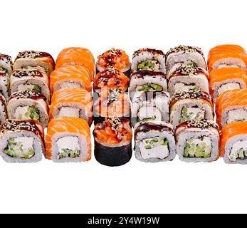 Una splendida selezione di sushi, con salmone, tonno e avocado, è presentata su un pulito sfondo bianco Foto Stock