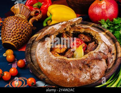 Il Chanakhi è un delizioso piatto della georgia, composto da carne, verdure ed erbe aromatiche, cotto lentamente in una pentola di argilla Foto Stock