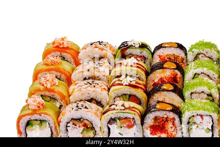 Grande sushi set con vari tipi di maki roll viene servito su sfondo bianco Foto Stock