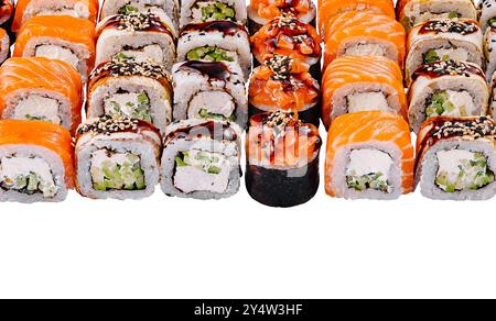 Una splendida selezione di sushi, con salmone, tonno e avocado, è presentata su un pulito sfondo bianco Foto Stock
