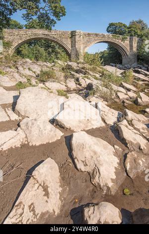 Lungo il fiume Lune a sud e ad est di Kirkby Lonsdale si trova il devil's Bridge, magnifico ponte a tre archi, Foto Stock