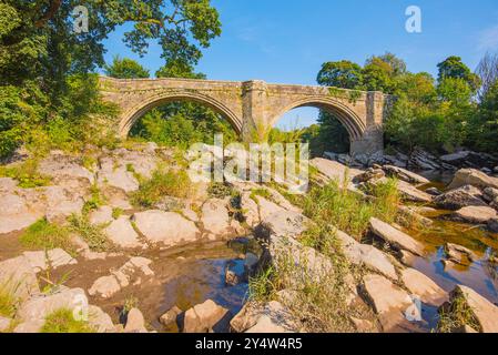 Lungo il fiume Lune a sud e ad est di Kirkby Lonsdale si trova il devil's Bridge, magnifico ponte a tre archi, Foto Stock