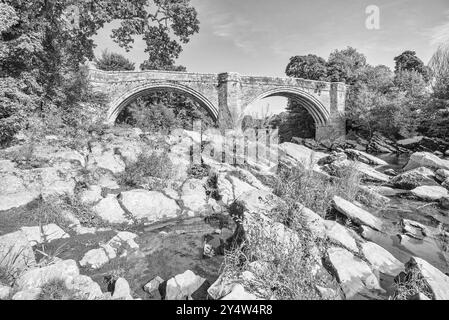 Lungo il fiume Lune a sud e ad est di Kirkby Lonsdale si trova il devil's Bridge, magnifico ponte a tre archi, Foto Stock