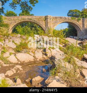 Lungo il fiume Lune a sud e ad est di Kirkby Lonsdale si trova il devil's Bridge, magnifico ponte a tre archi, Foto Stock