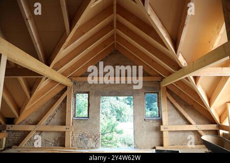 Dachstuhl Handwerk Dach Dachstuhl Konstruktion Zimmerei Architektur Spanten Kehlbalken Rekontruktion Ausbau Dachausbau / 18.09.2024 / copyright: Contrast / O.. Behrendt / Contrast photoagentur / *** capriata del tetto Craft tetto capriata costruzione architettura falegnameria intelaiatura travi a colletto estensione del tetto 18 09 2024 copyright Contrast o Behrendt Contrast photoagentur Foto Stock