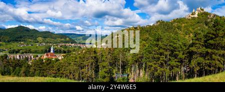 Panorama di Dürnstein con abbazia e rovine a "Kuhberg" - Vista con Rossatz sullo sfondo sulla sponda opposta del Danubio Foto Stock