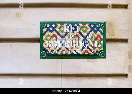 rue de Bourgogne, cartello con il nome della strada nel 7° arrondissement di Parigi. La strada prende il nome dal Duca di Borgogna, Luigi di Francia Foto Stock