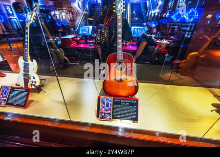 Chitarre vintage di John Lennon e Jimi Hendrix esposte all'Hard Rock Cafe, Times Square, Manhattan. New York. STATI UNITI. Foto Stock